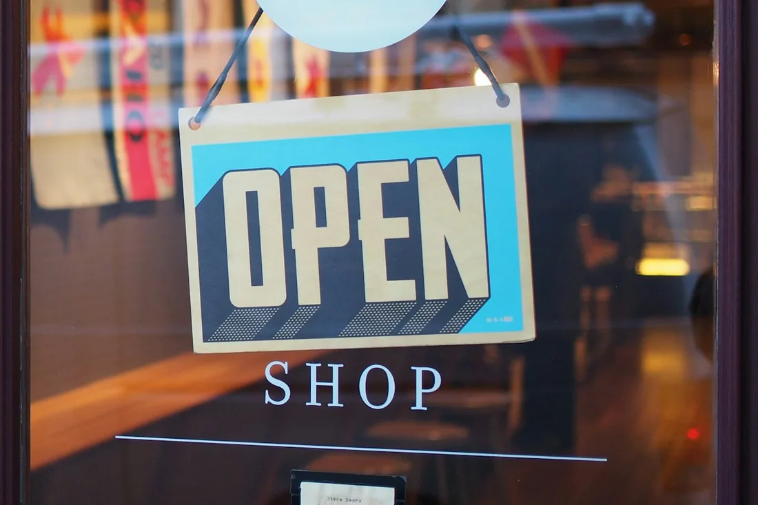 Табличка Open в витрине магазина