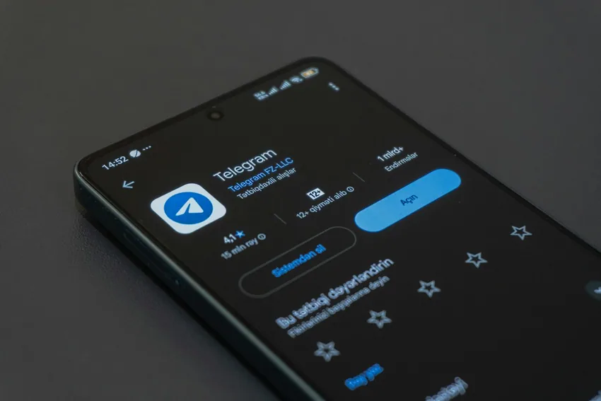 Приложение Telegram на экране телефона
